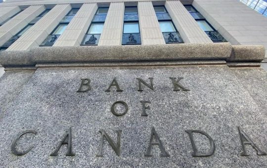 Bitcoin Touches $21k as Bank of Canada Flashes Signs of Pivot