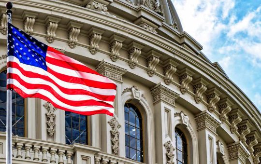 Coinbase Urges Senate Vote to Shape US Crypto Regulations Before August