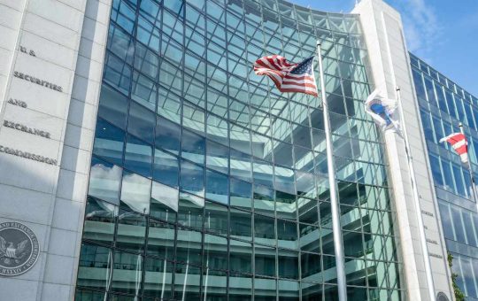 Coinbase Urges Court Action After SEC Watchdog Confirms Lost Gensler Texts