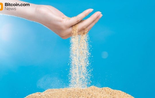 Bitcoin ETFs Face Near-Record Outflows With $903 Million Exit